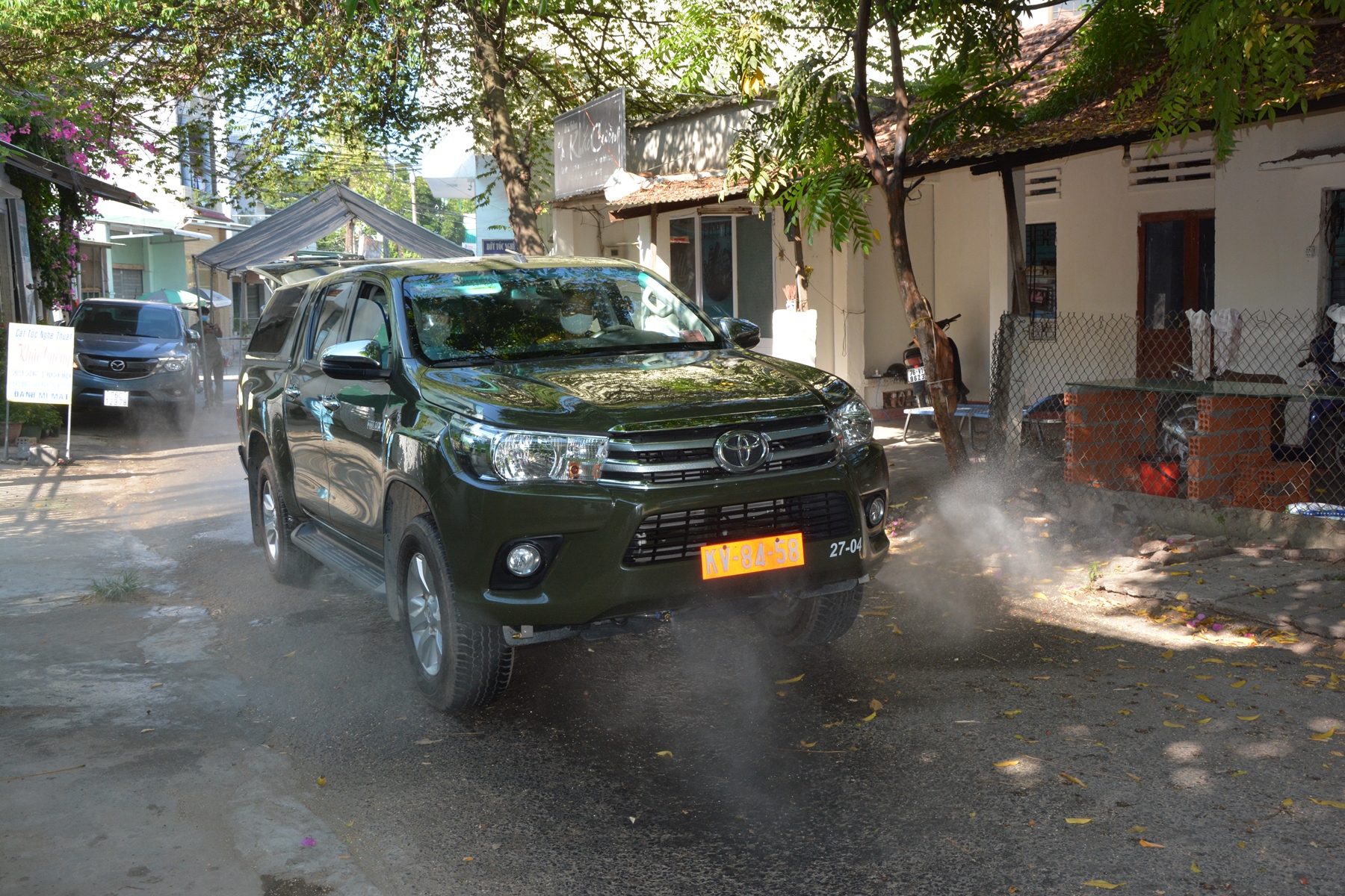 Bộ CHQS tỉnh Quảng Ngãi phun thuốc khử trùng khu vực nhà ở của bệnh nhân 419