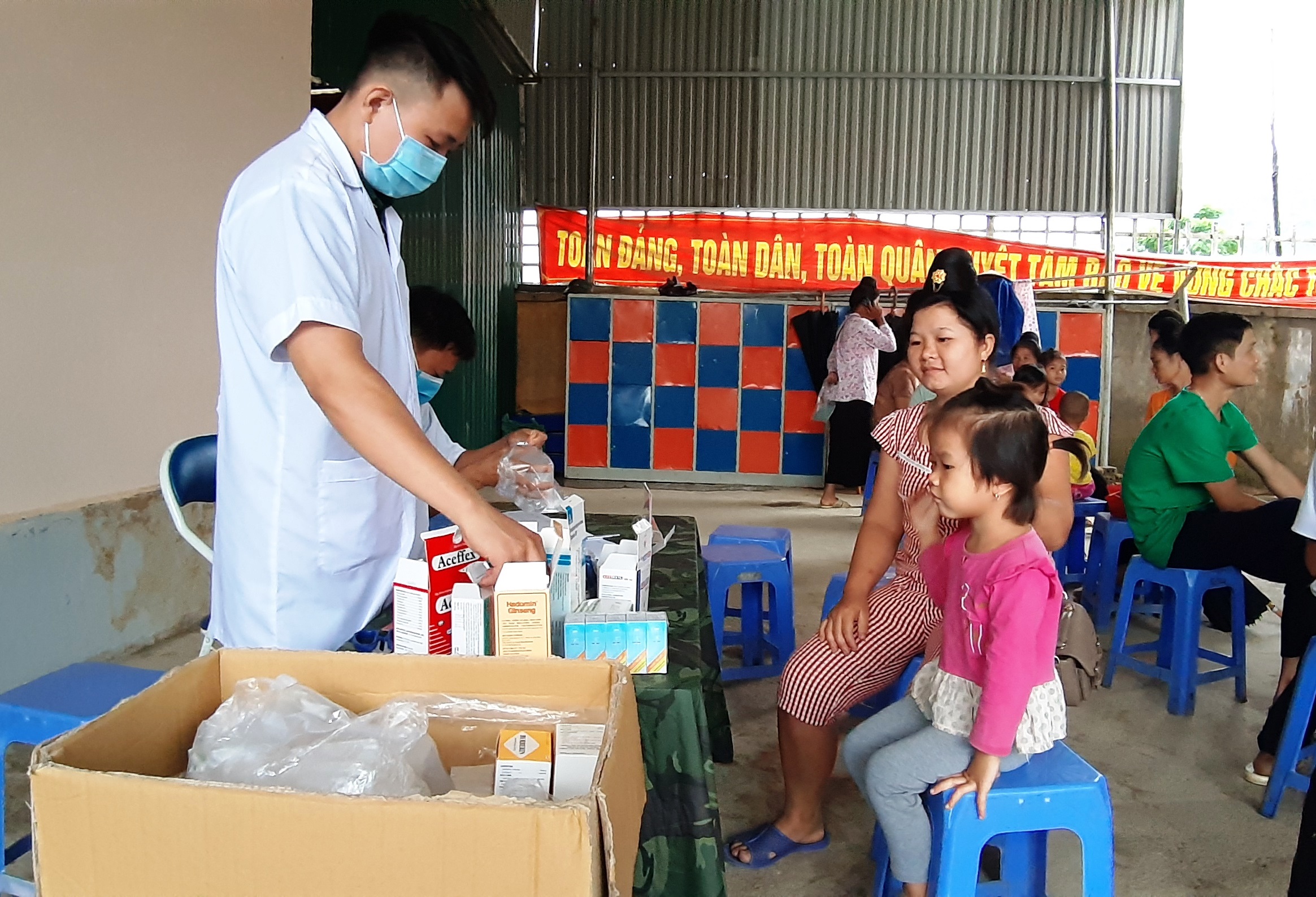 Trung đoàn 82 khám bệnh, tặng quà các đối tượng chính sách