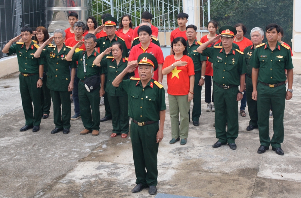 Tưởng niệm đồng đội tại Nghĩa trang Liệt sĩ huyện Đăk Glei, tỉnh Kon Tum.