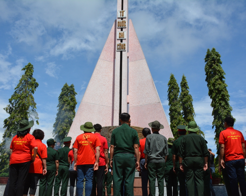 Viếng Nghĩa trang Liệt sĩ huyện Đăk Tô, tỉnh Kon Tum.