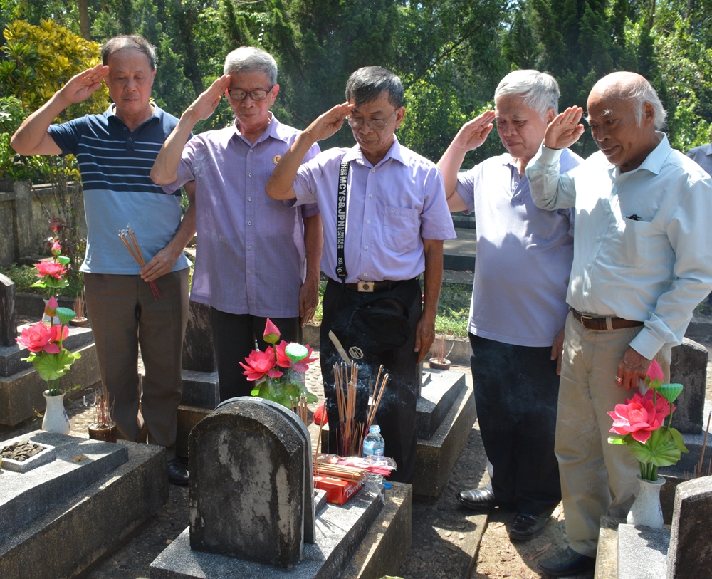 Chào đồng đội, chúng tớ đã về đây! (Bên mộ đồng đội ở Nghĩa trang Liệt sĩ Quốc gia Trường Sơn, Quảng Trị).