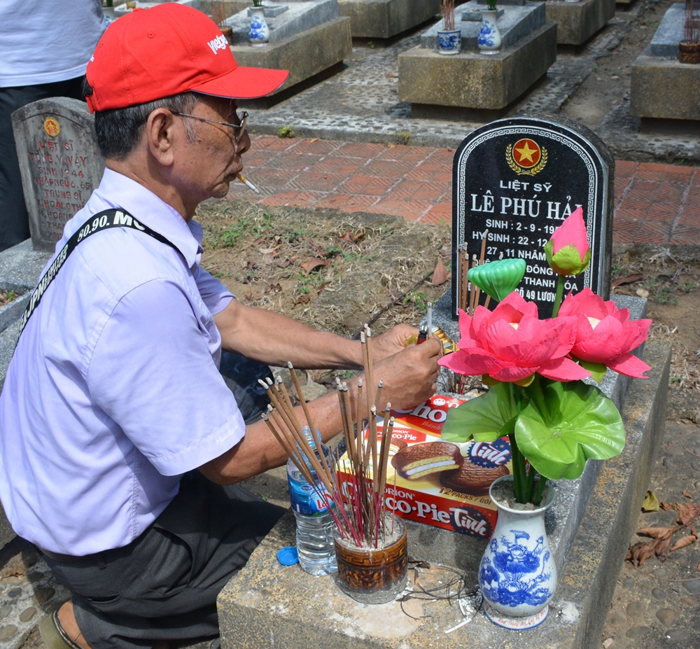 Để tớ châm cho cậu thêm một điếu thuốc nhé! (Cựu chiến binh Nguyễn Quang Anh châm thuốc, cắm lên mộ liệt sĩ Lê Phú Hải tại Nghĩa trang liệt sĩ Quốc gia Trường Sơn).