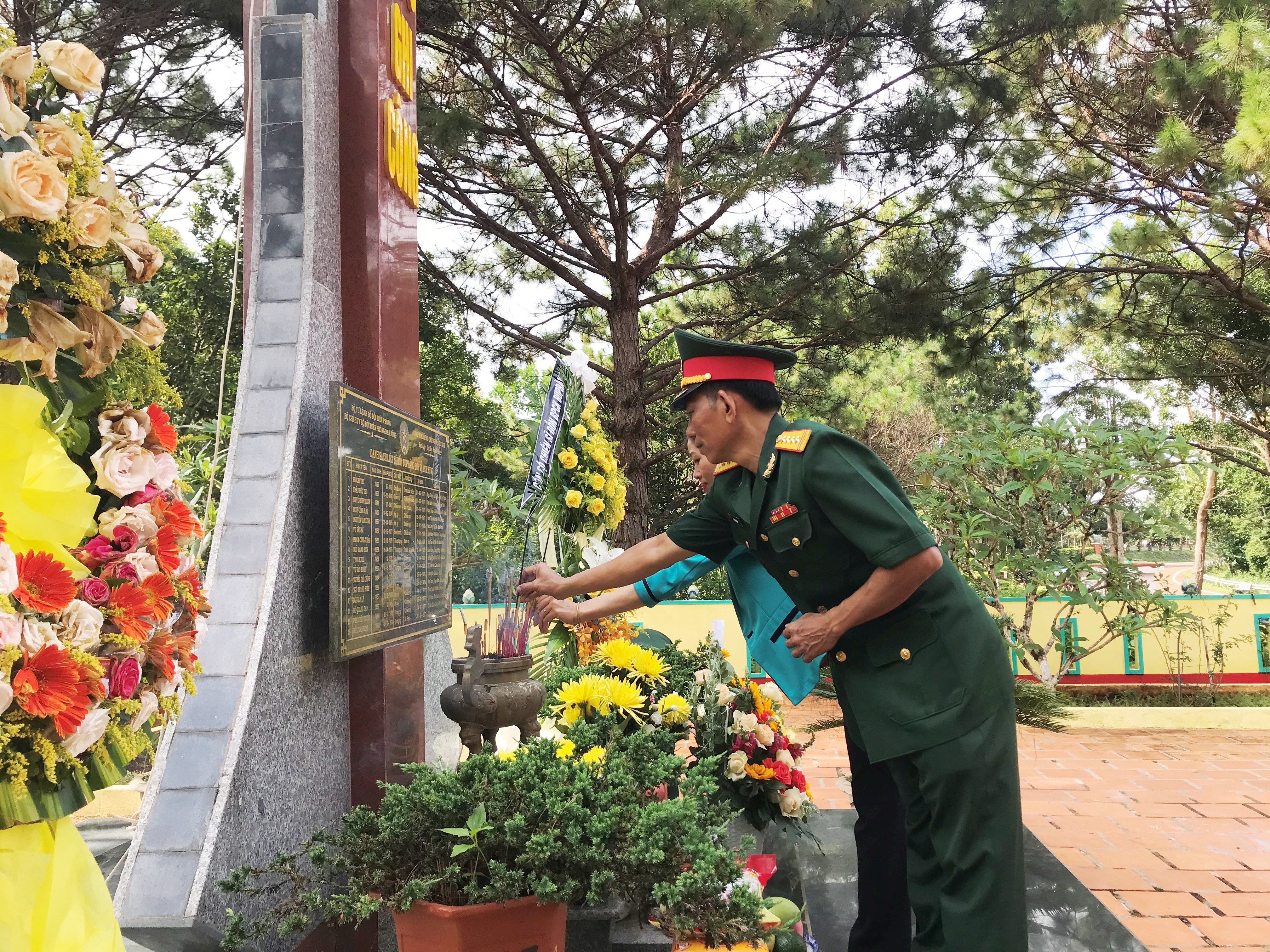 Trung đoàn 726 tặng quà người có công