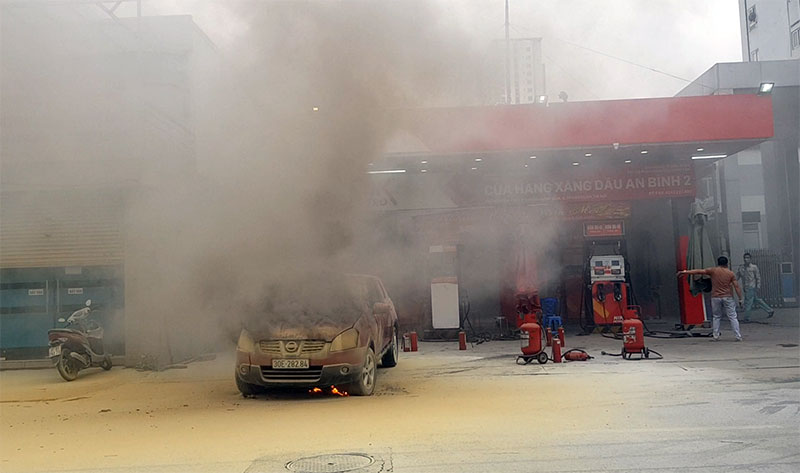 Hà Nội: Cháy xe ô tô khi lùi vào đổ xăng tại Thanh Xuân