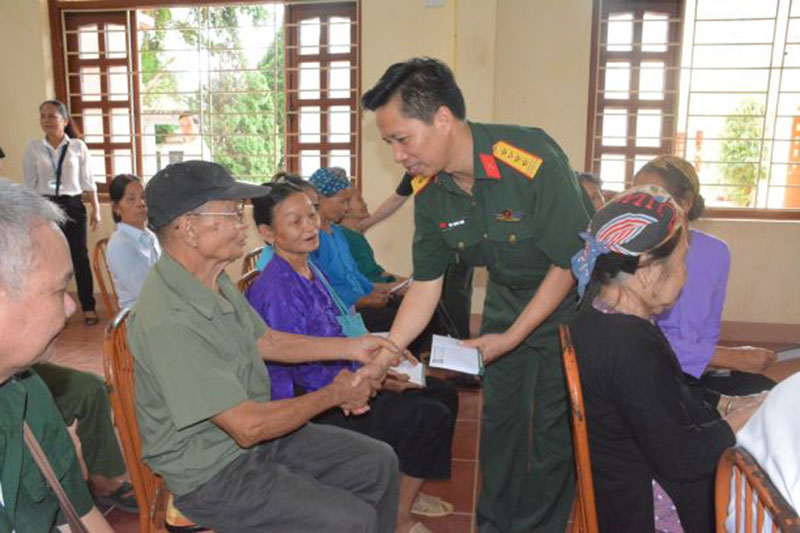 Bệnh viện Trung ương Quân đội 108 tổ chức thăm, tặng quà các đối tượng chính sách