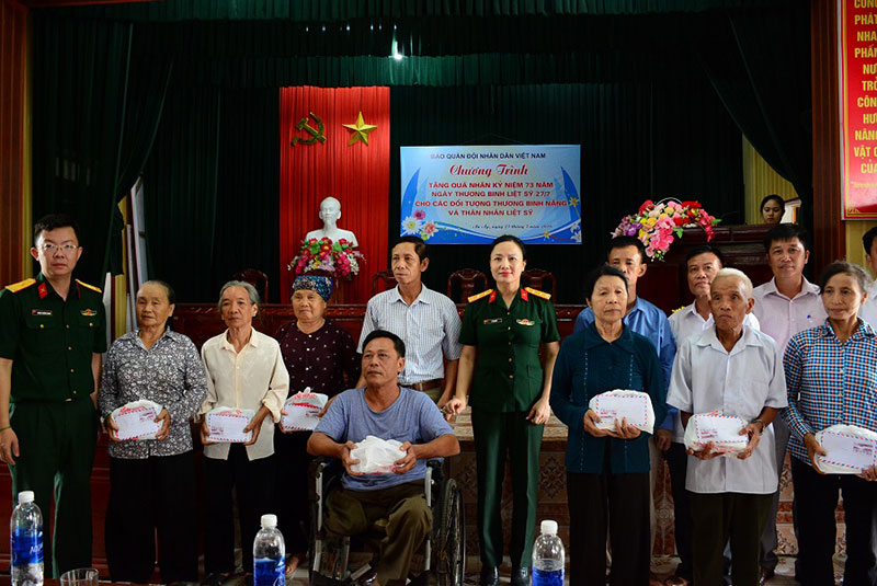 Tặng quà thương binh nặng và các gia đình chính sách tại Quỳnh Phụ (Thái Bình)