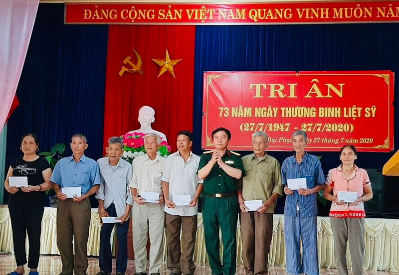 Trao 63 suất quà tặng các gia đình liệt sĩ, thương binh, bệnh binh