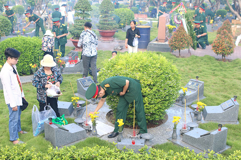 TP Hồ Chí Minh dâng hương tưởng niệm các Anh hùng Liệt sĩ