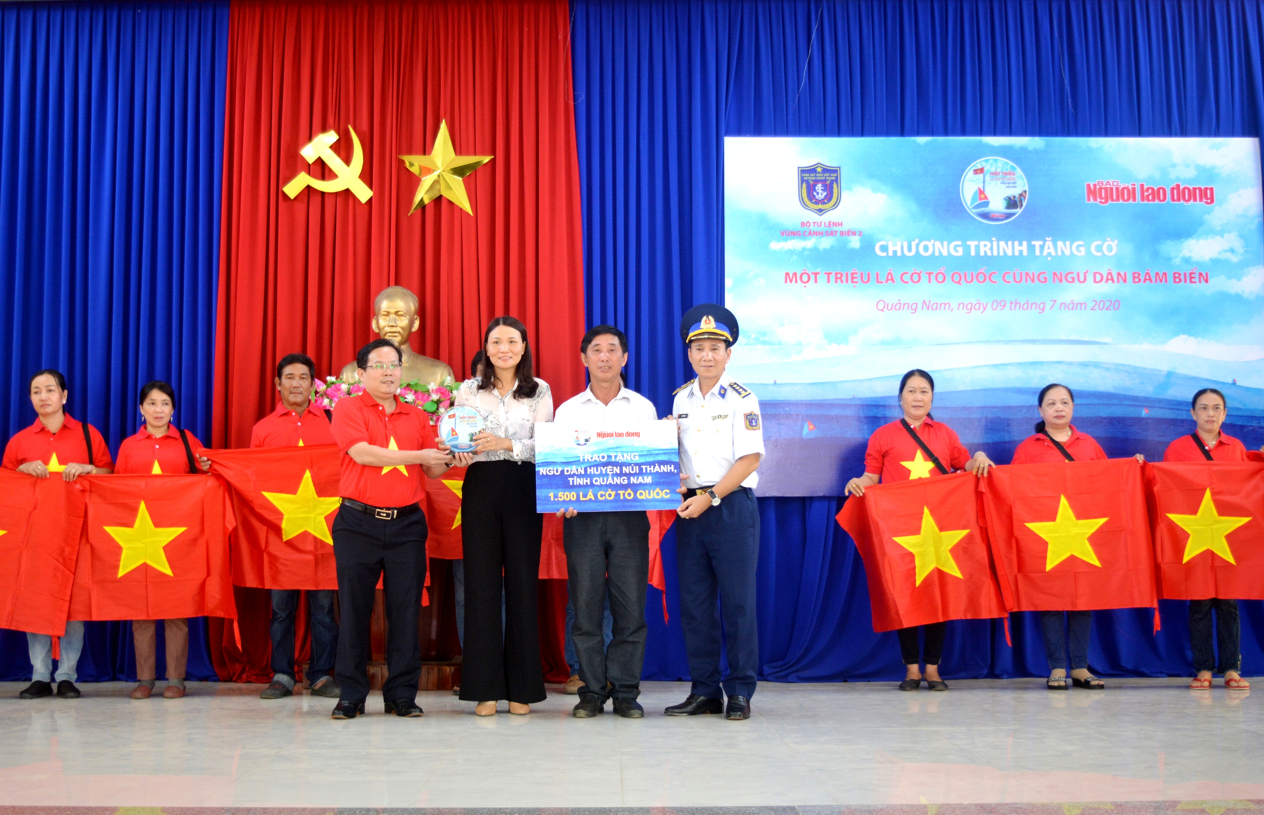 Sát cánh cùng ngư dân vươn khơi, bám biển