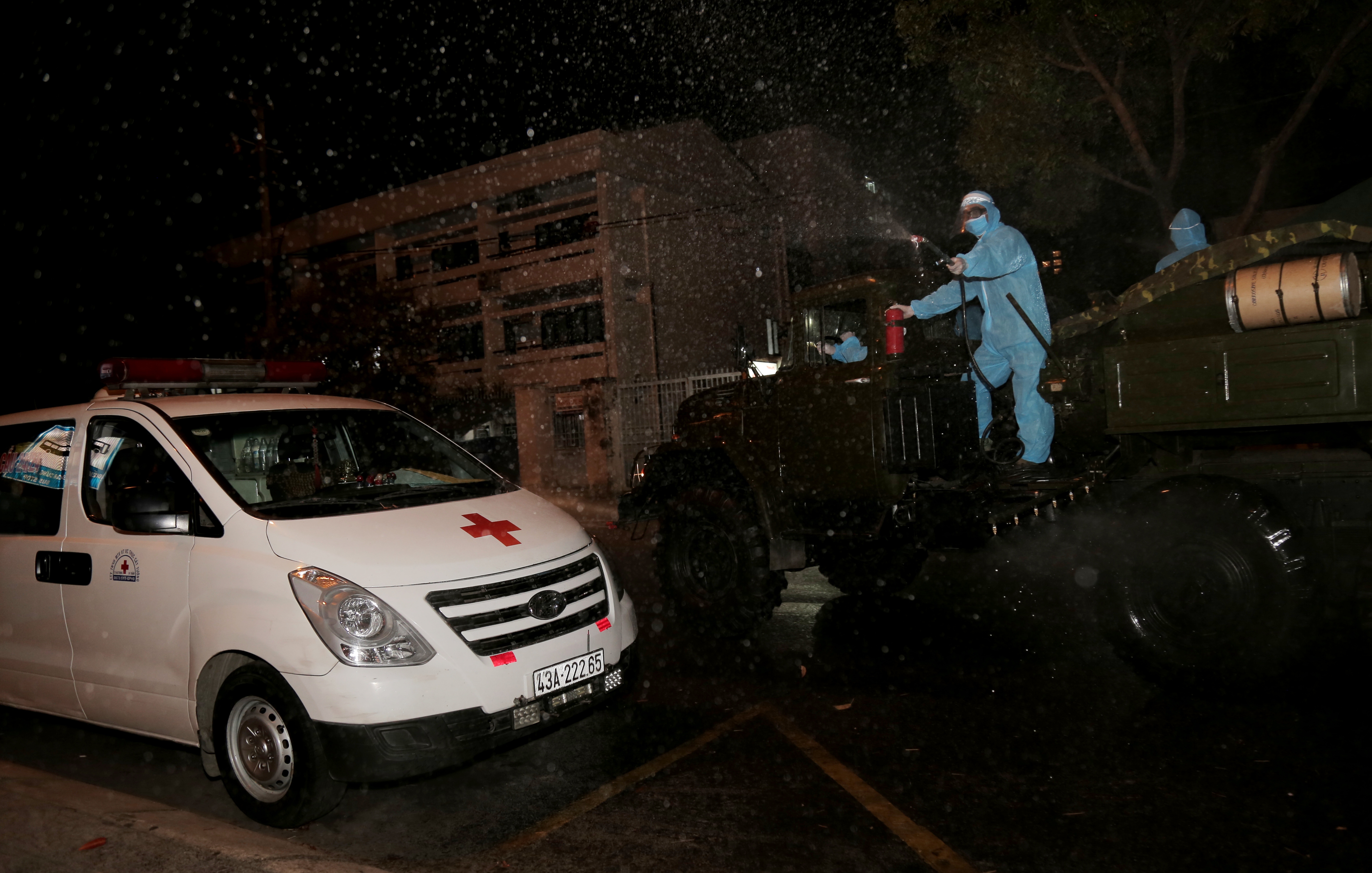 Bộ đội trắng đêm tiêu độc, khử trùng chặn dịch Covid-19