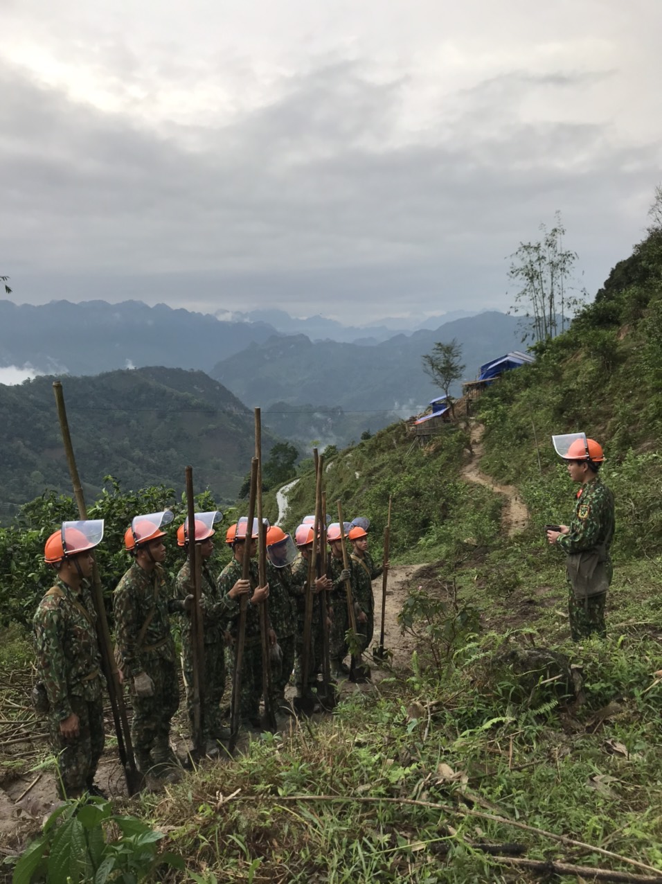 Sẵn sàng nhận việc khó, nguy hiểm thay đồng đội