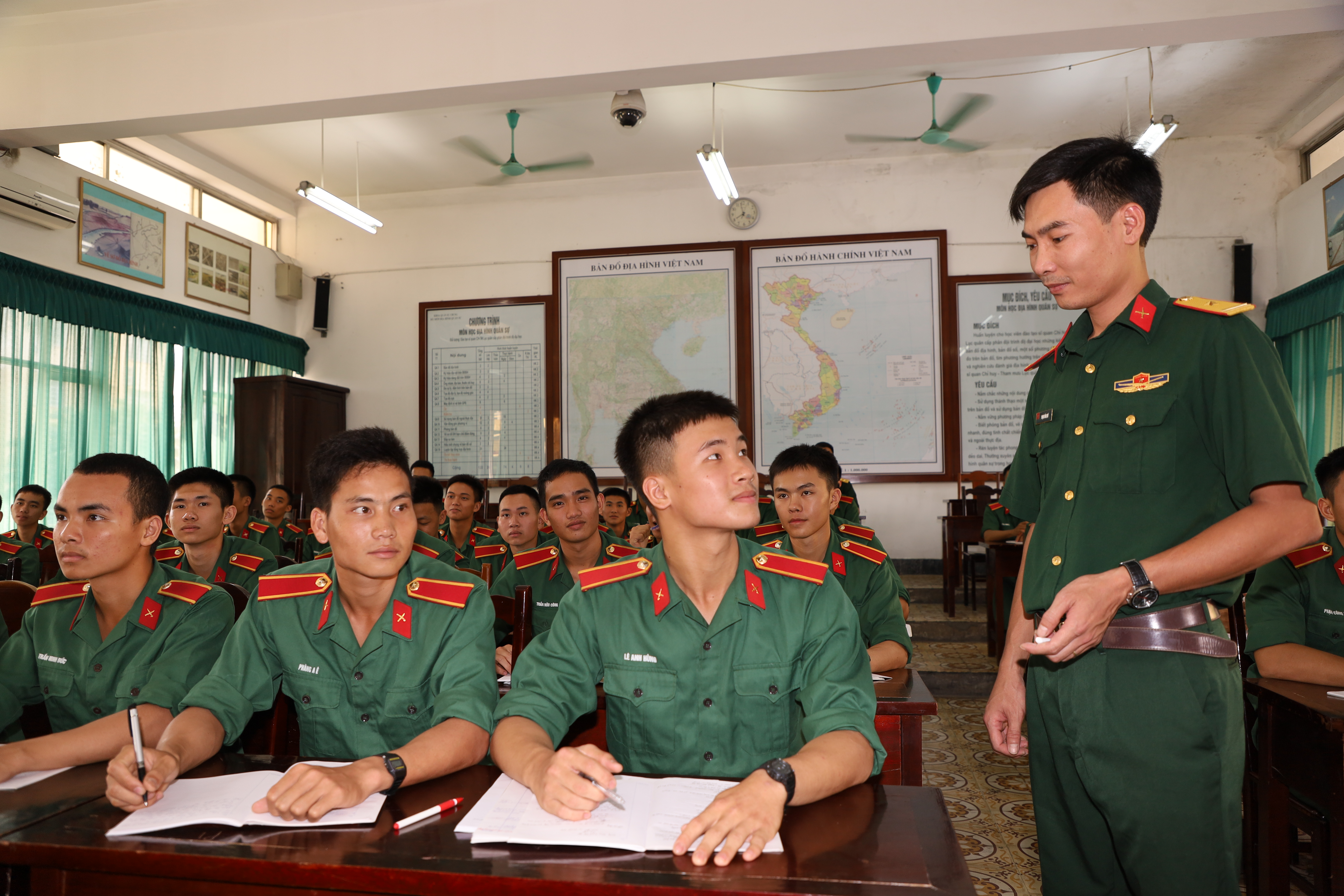 Đưa nghị quyết của Đảng vào bài giảng