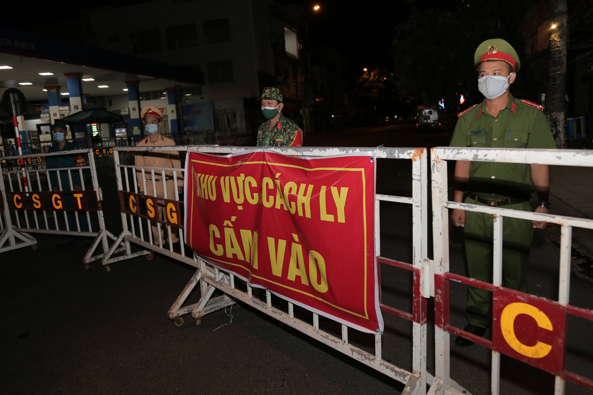 Bộ đội, dân quân tăng cường chốt trực

