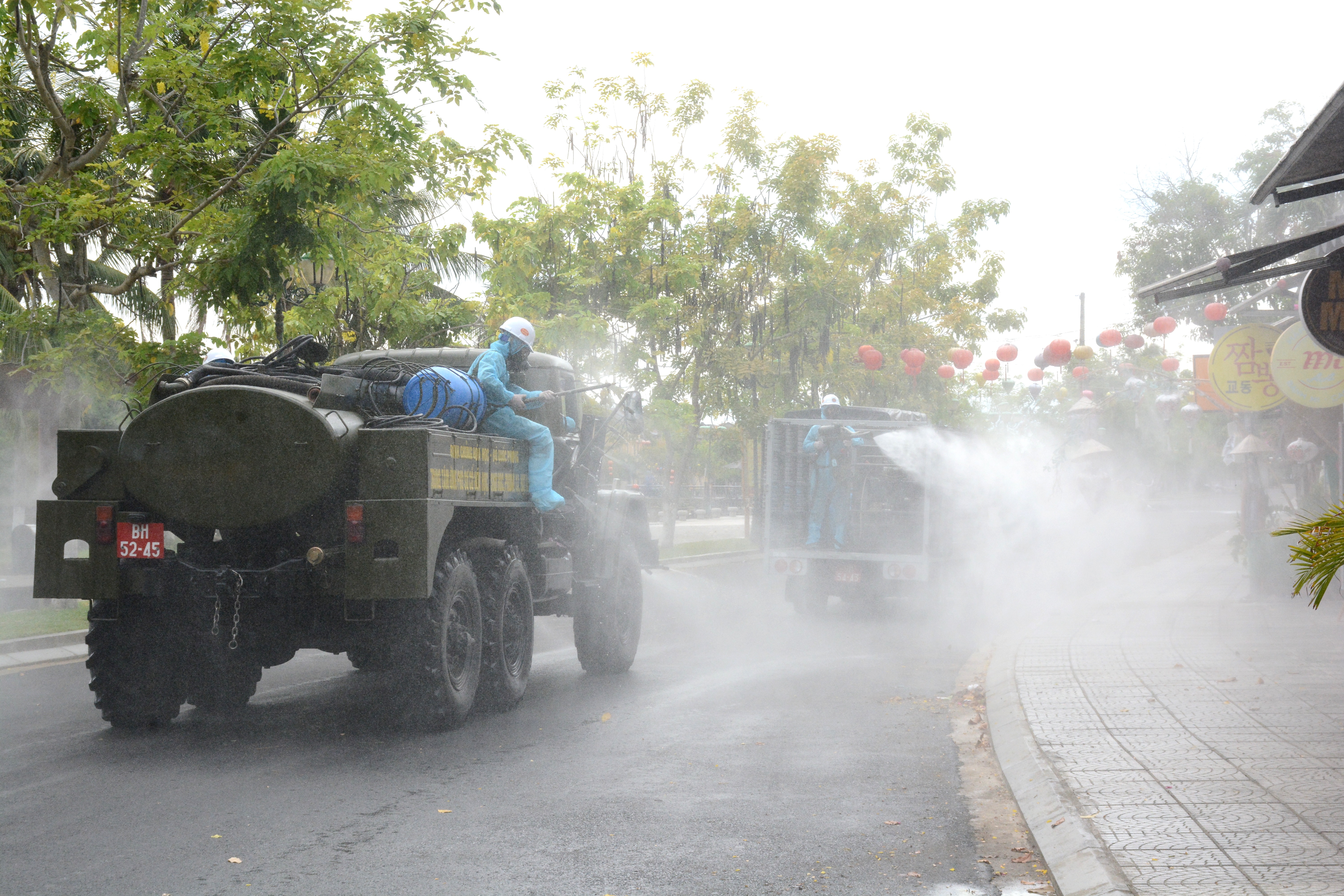 Bộ đội phòng hóa tiến hành tiêu độc, khử khuẩn tại Quảng Nam