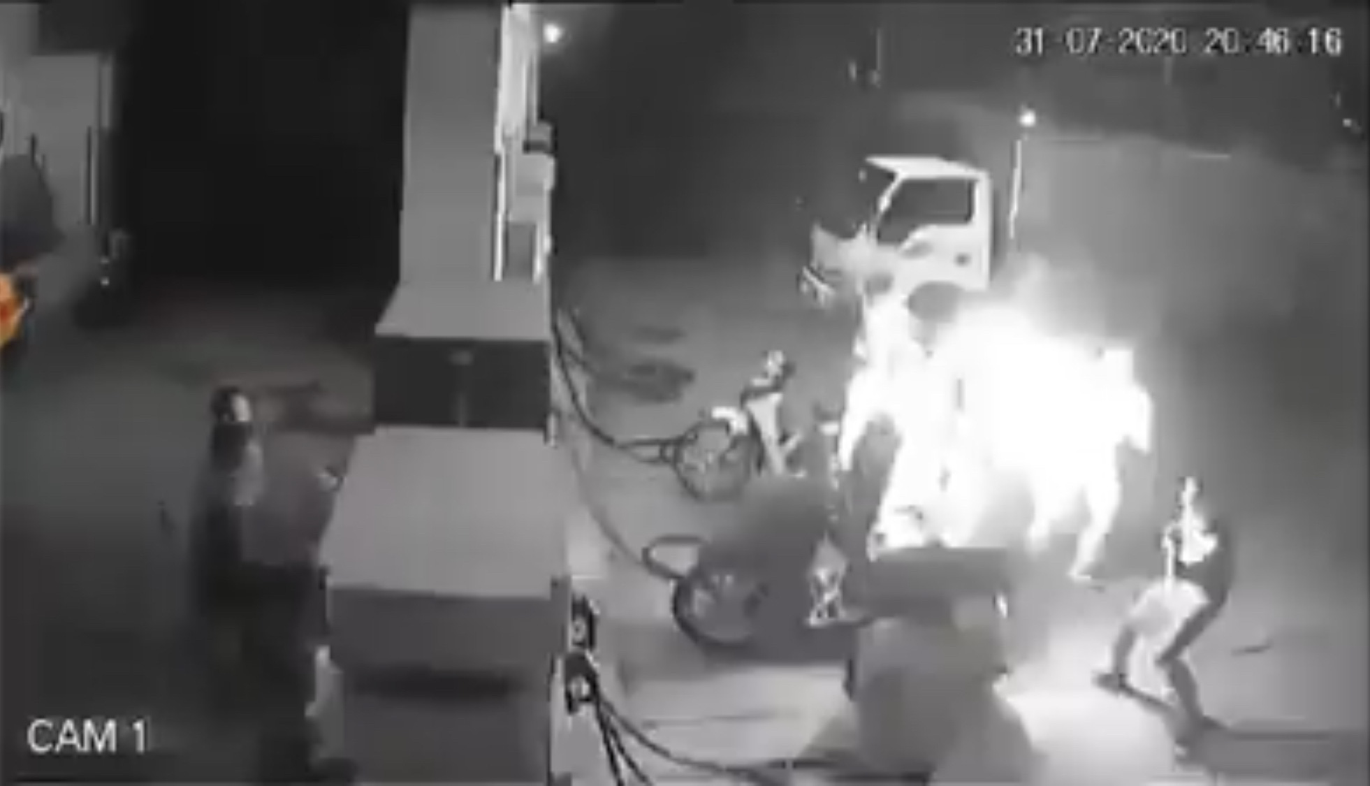 Hà Nội: Xử phạt nhóm thanh niên hút thuốc gây cháy tại cây xăng 