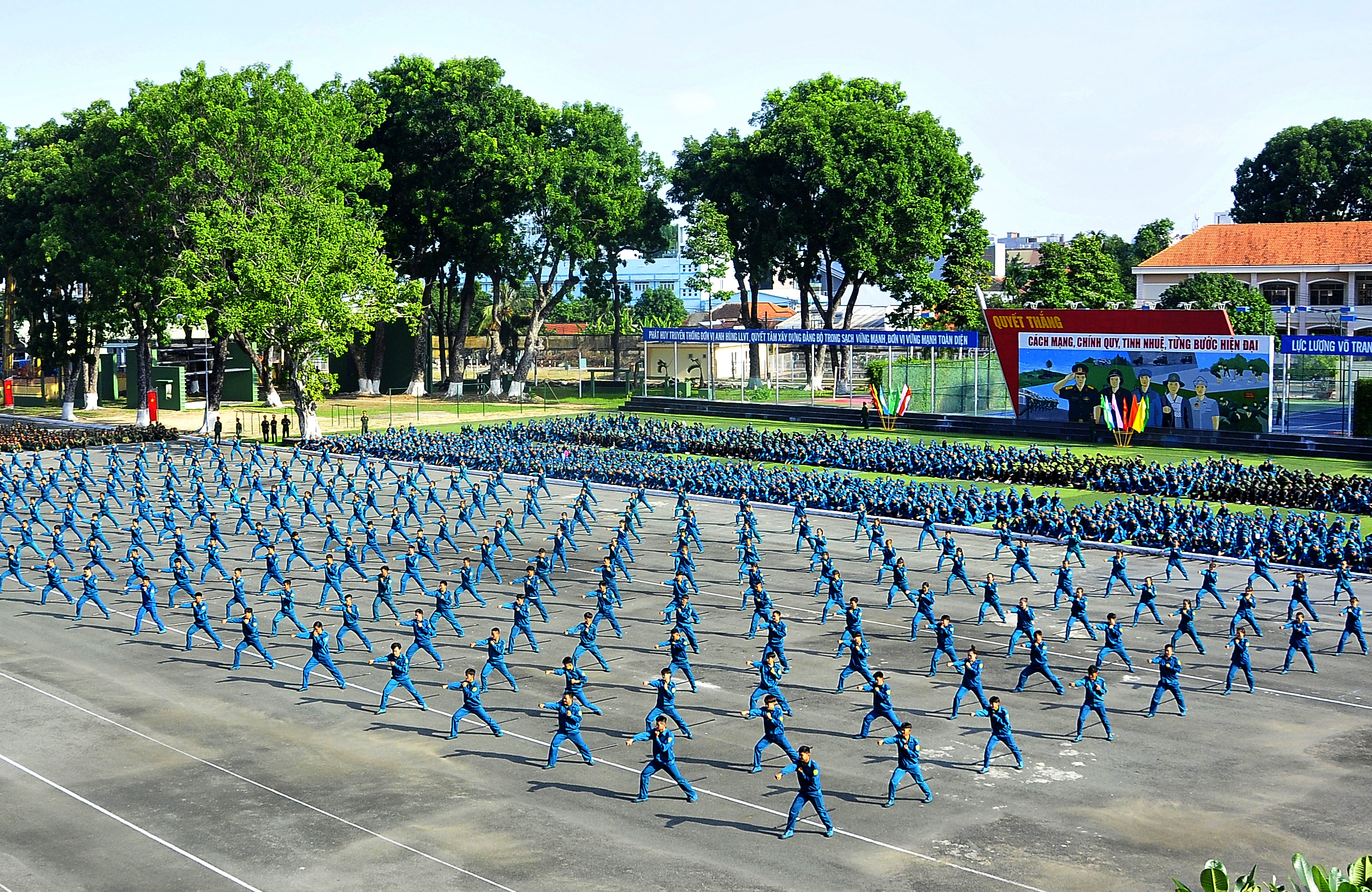 Đồng tâm thi đua đưa nghị quyết vào cuộc sống