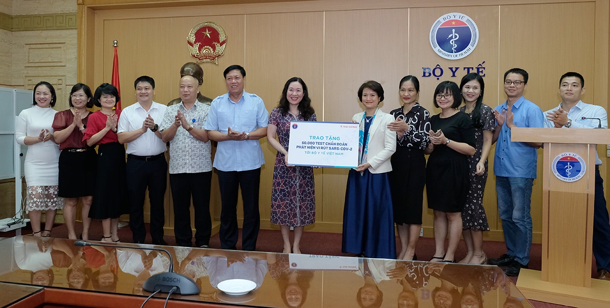 Công ty Cổ phần Sao Thái Dương ủng hộ 50.000 test thử phát hiện virus SARS-CoV-2 phòng, chống  Covid-19