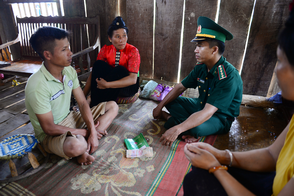 Bài 2: Xóa bản trắng đảng viên-xóa đói nghèo lạc hậu