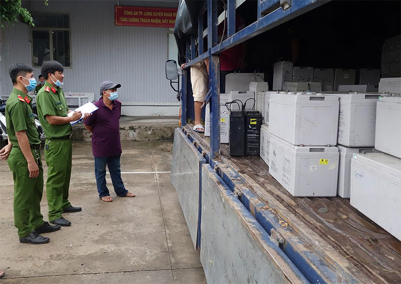 Bắt xe tải và xe đầu kéo vận chuyển khoảng 28 tấn bình ắc quy đã qua sử dụng