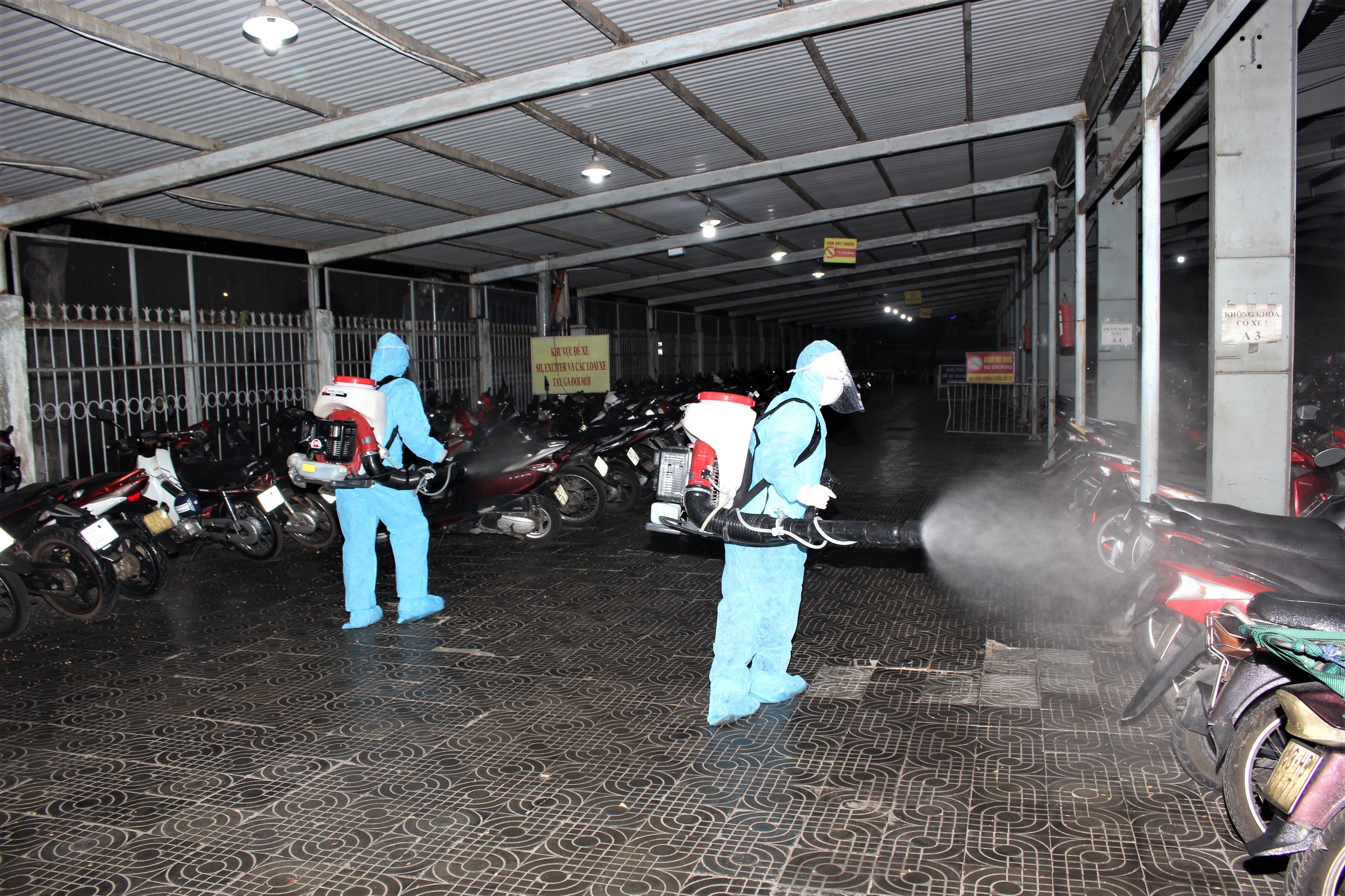 Bộ đội tiêu độc, khử khuẩn tại Bến xe Trung tâm Đà Nẵng