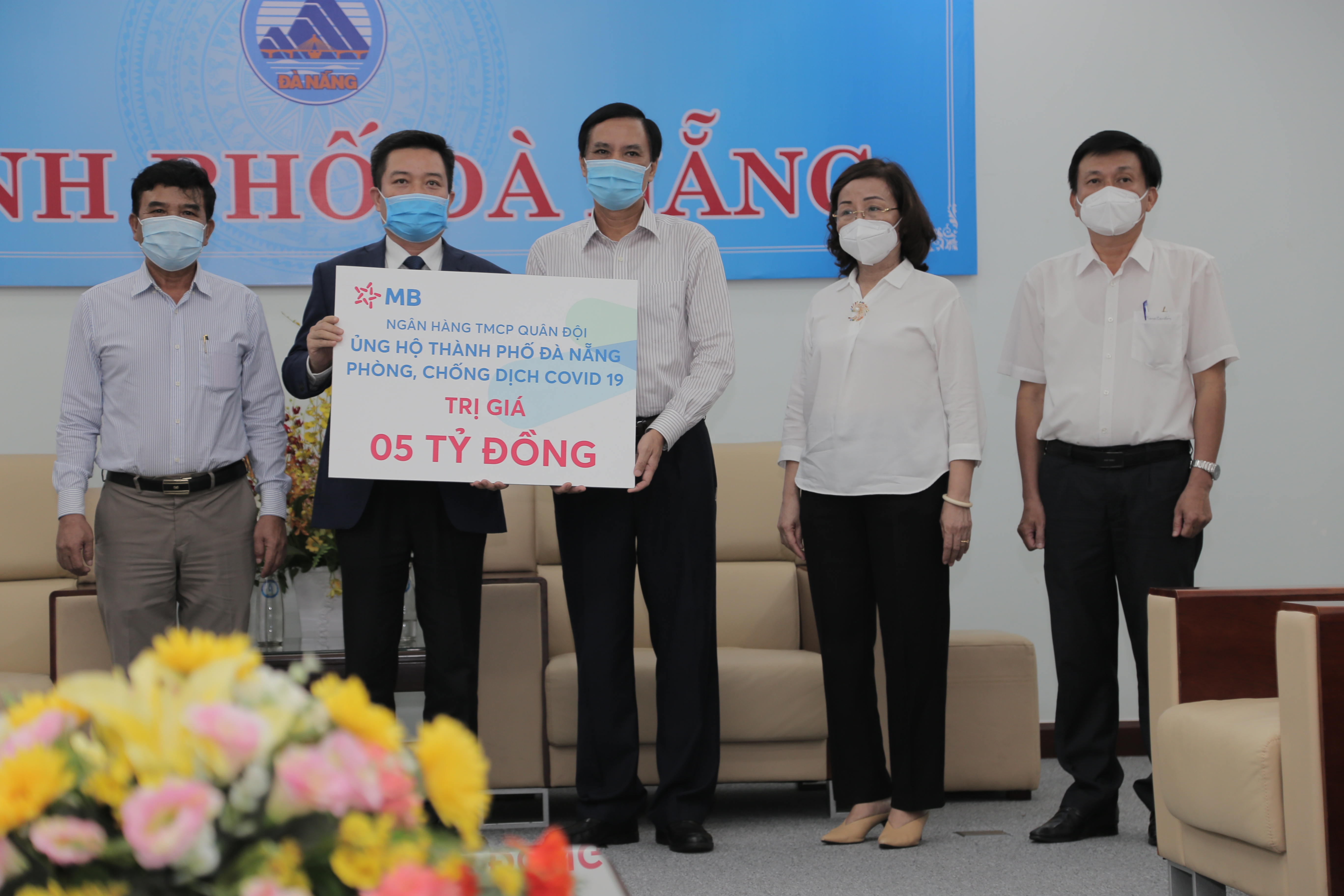 Ngân hàng TMCP Quân đội trao tặng Đà Nẵng 5 tỷ đồng để chống dịch Covid-19