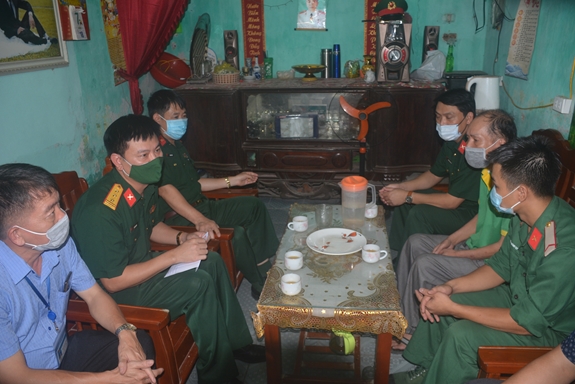 Báo Quân đội nhân dân thăm và tặng quà gia đình quân nhân có hoàn cảnh khó khăn