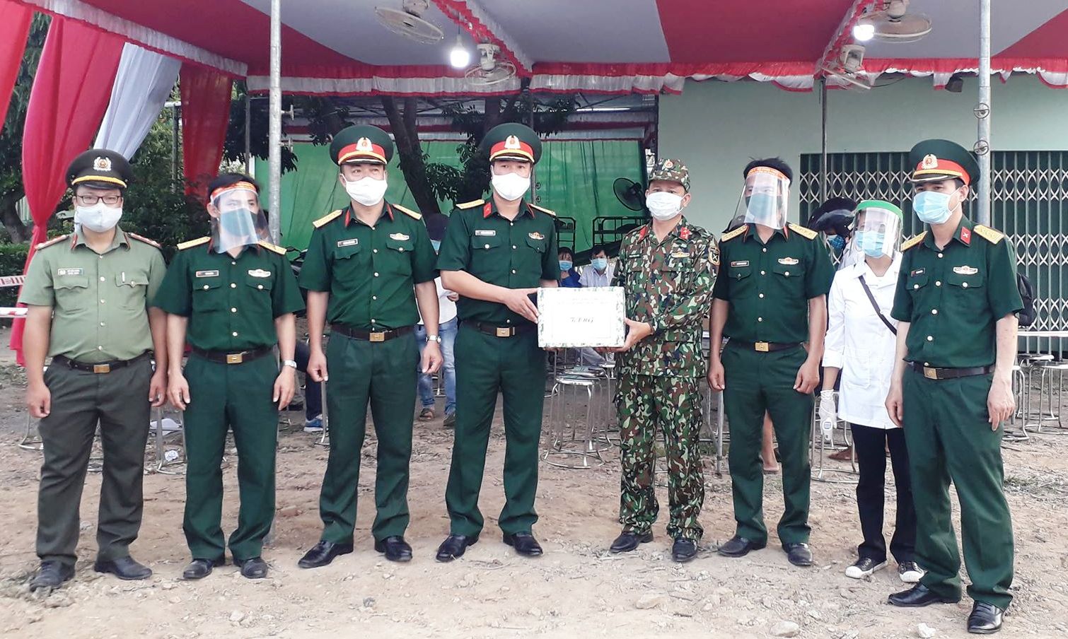 LLVT Thừa Thiên-Huế: Trao tặng hàng ngàn mũ chắn giọt bắn cho tuyến đầu chống dịch