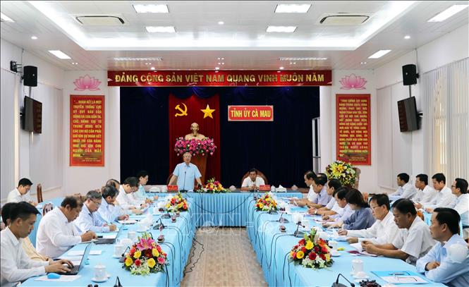 Đồng chí Trần Quốc Vượng làm việc với Tỉnh ủy Cà Mau