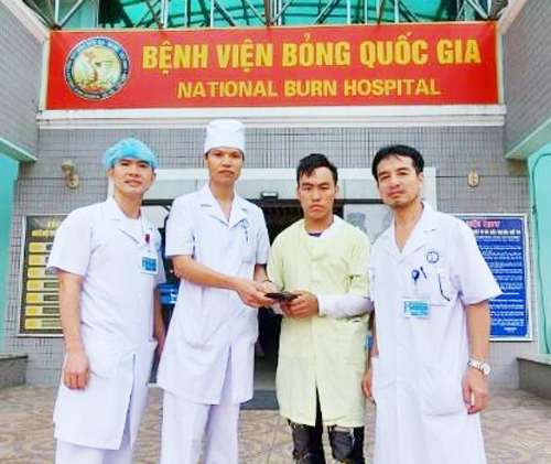 Hành động đẹp của người chiến sĩ áo trắng