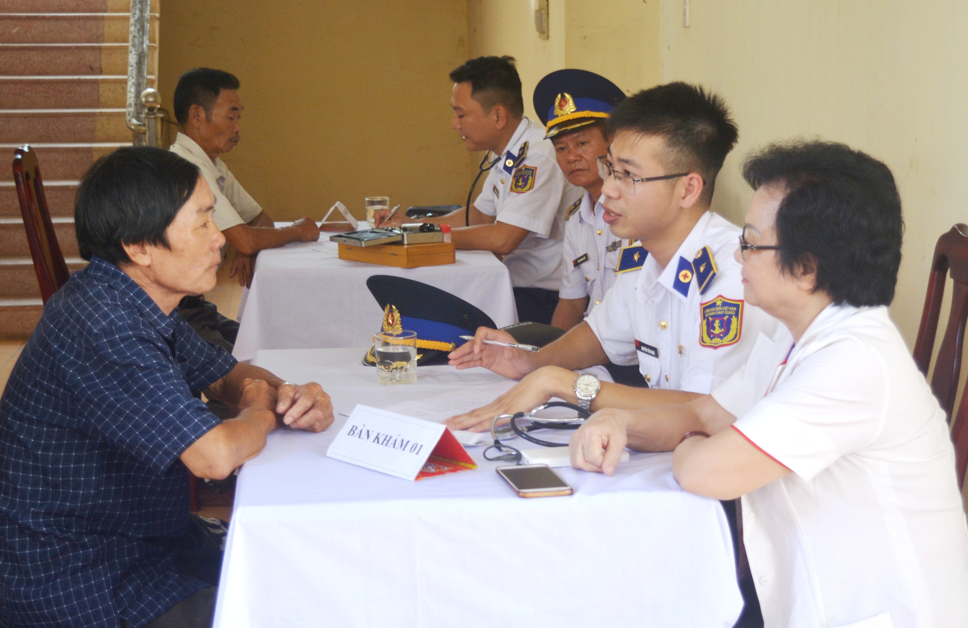 Sát cánh cùng ngư dân vươn khơi, bám biển