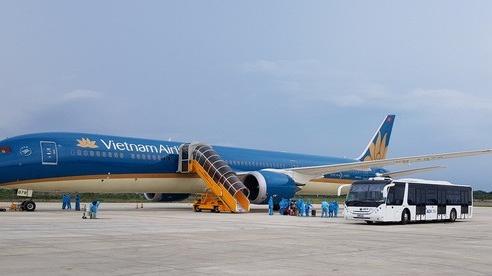 Chuyến bay đầu tiên đưa 207 du khách bị mắc kẹt tại Đà Nẵng về Hà Nội