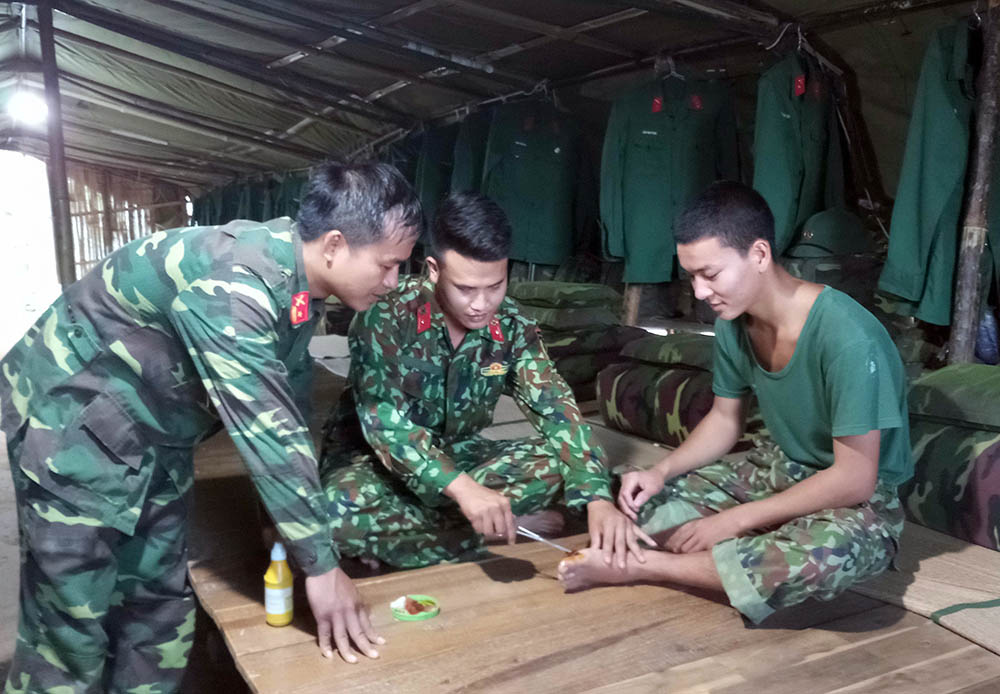 Chăm sóc đồng đội bị đứt chân