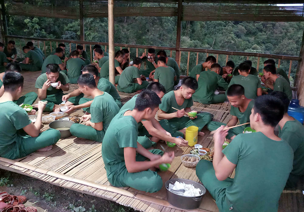 Bữa cơm chiều đầm ấm trong lán trại