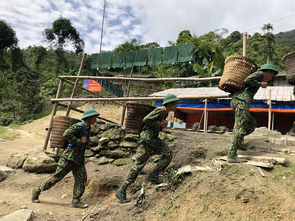 Đóng quân ở các lán trại hoặc nhà dân ở xa trung tâm, việc tiếp phẩm bằng gùi là phương án tối ưu