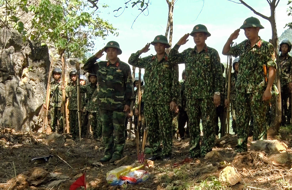 Gặp hài cốt của các liệt sĩ, các chiến sĩ làm thủ tục để các đội chức năng đến quy tập