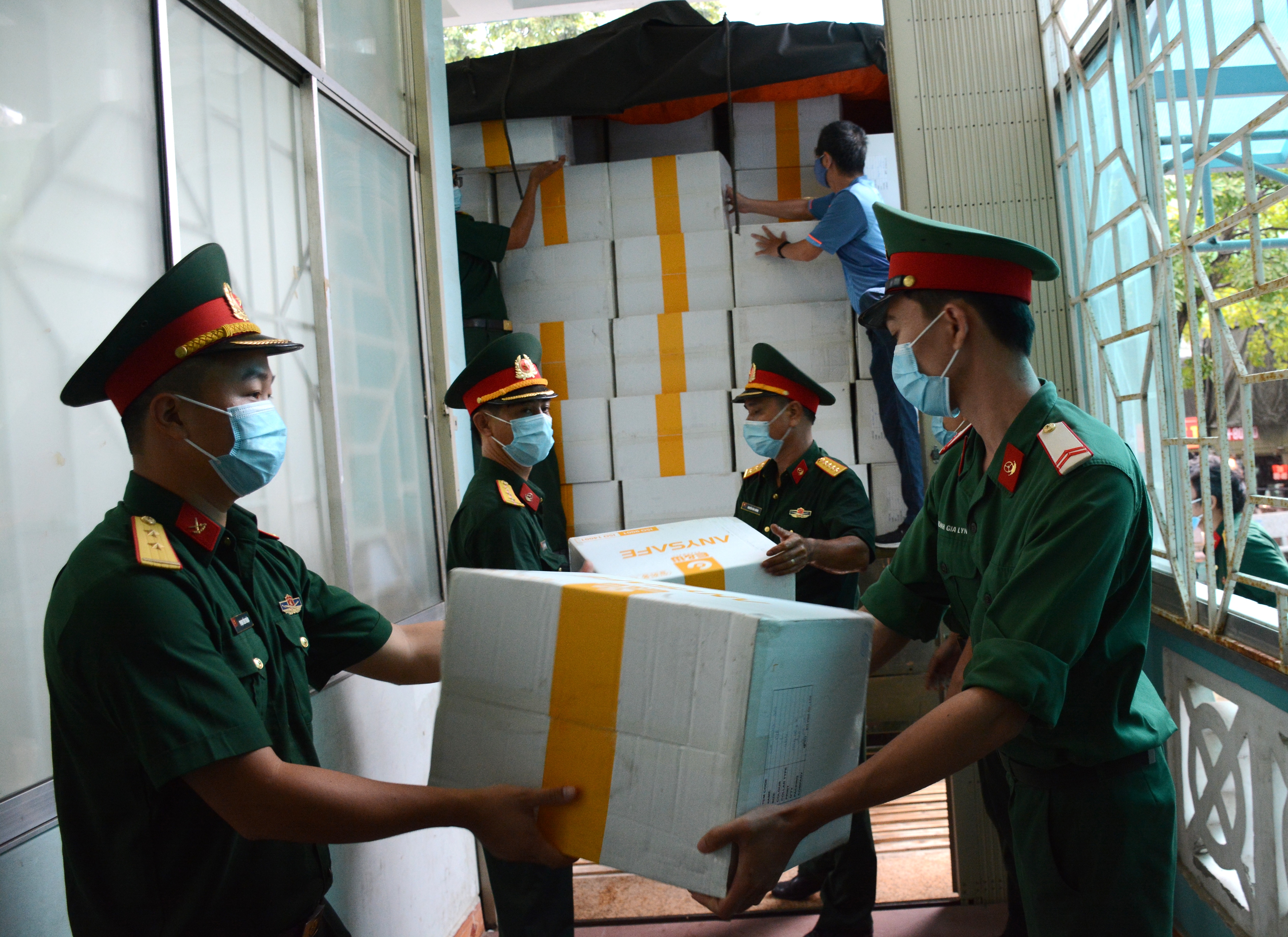 Những chuyến hàng nặng nghĩa tình