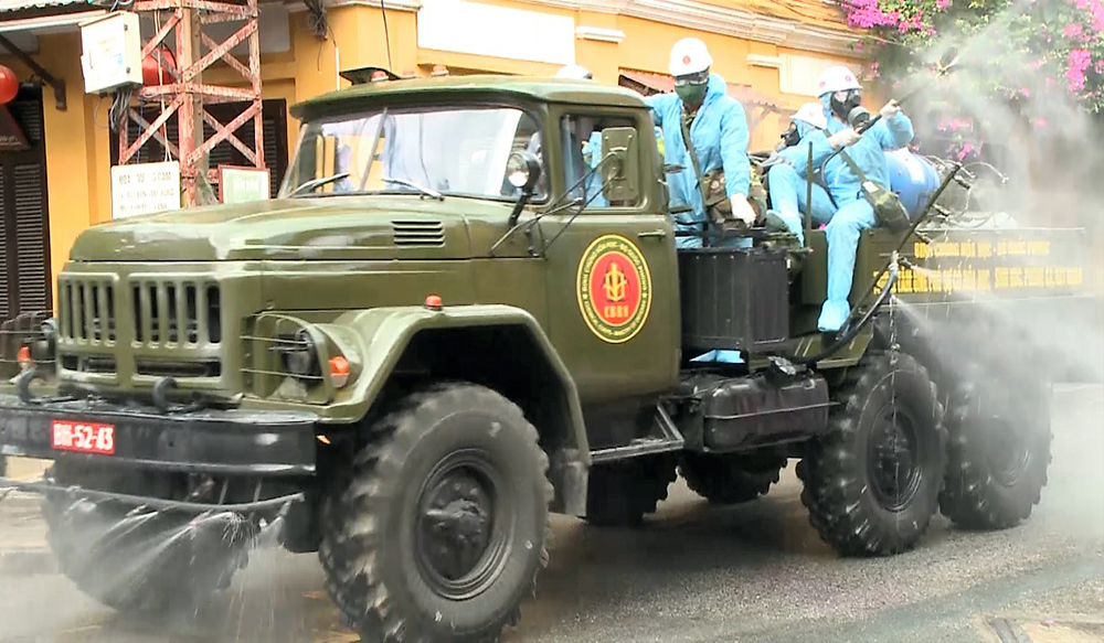 Bộ đội Hóa học trong vùng tâm dịch