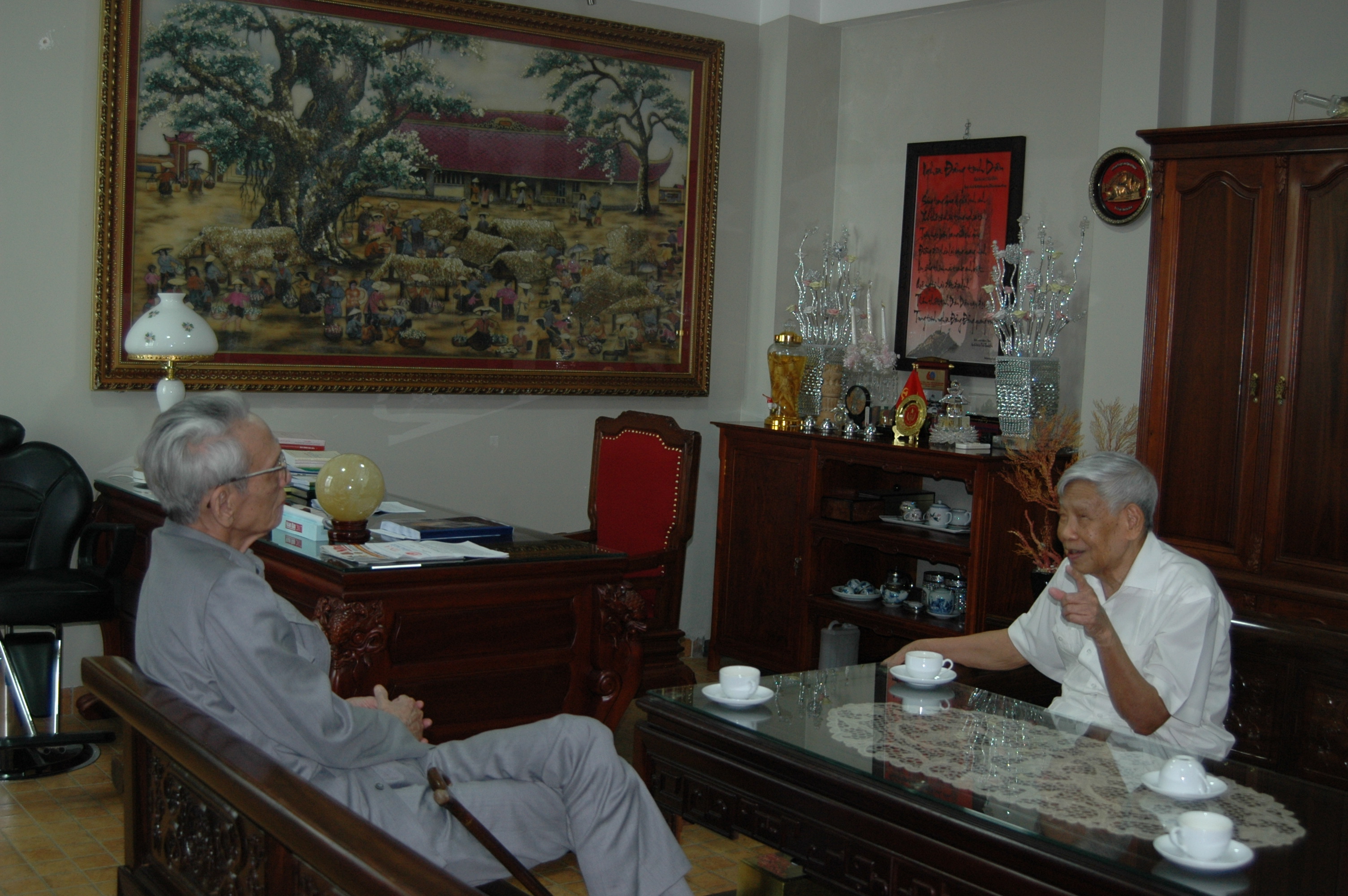 Nguyên Tổng Bí thư Lê Khả Phiêu trò chuyện với cố nhà báo Đỗ Phượng, nguyên Tổng giám đốc TTXVN.