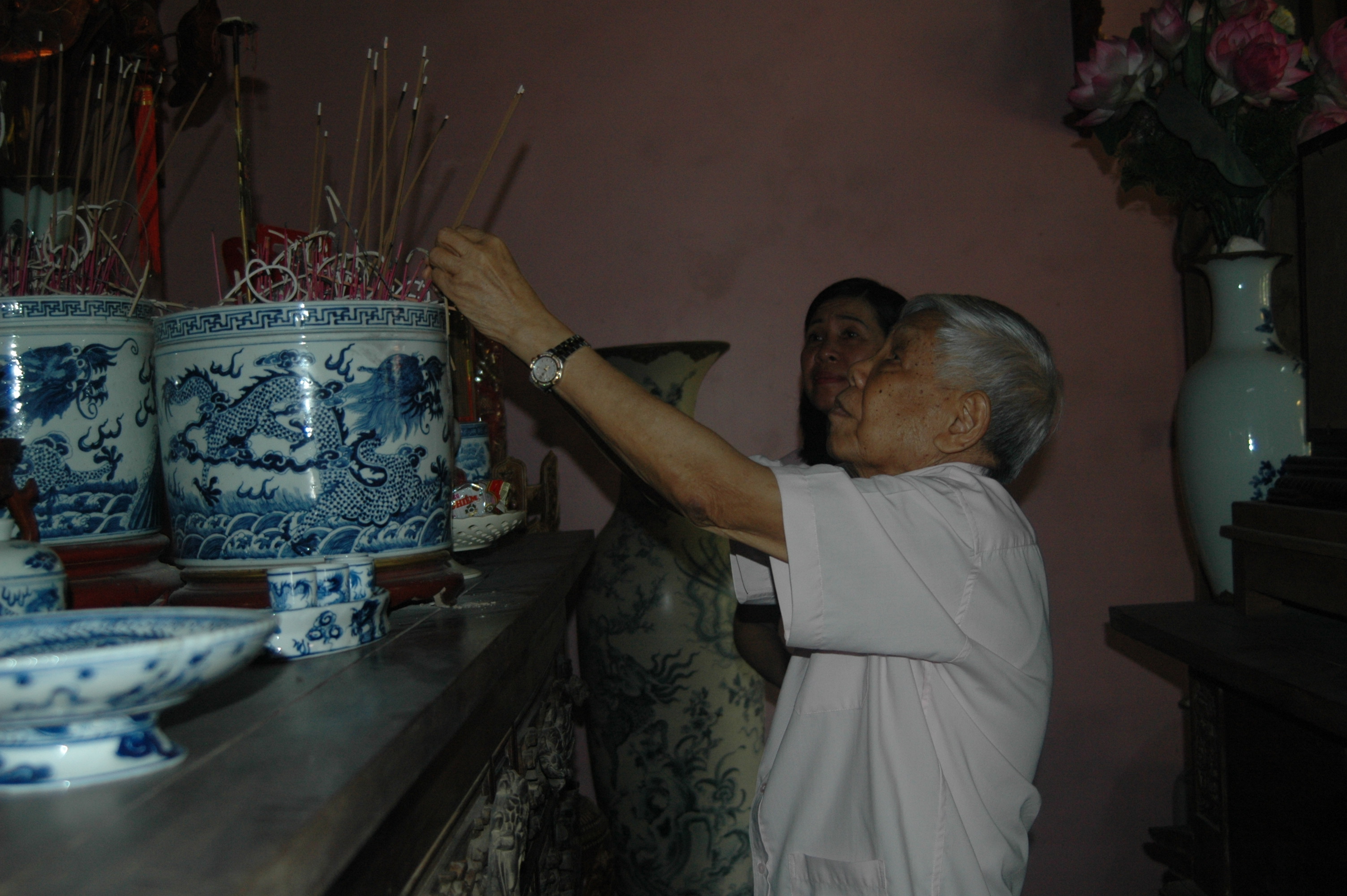 Nguyên Tổng Bí thư Lê Khả Phiêu thắp hương trên bàn thờ gia tiên tại quê nhà.