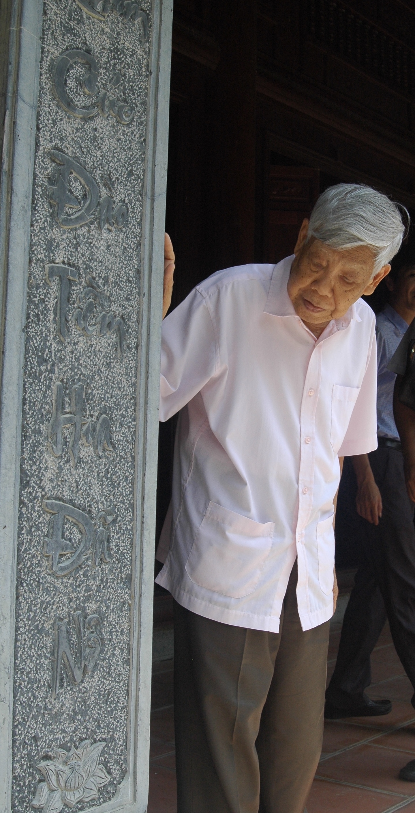 Nhà lãnh đạo cấp cao của Việt Nam với một kỷ vật tại quê nhà.