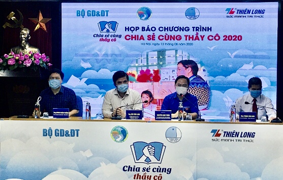 Tuyên dương các giáo viên là người dân tộc thiểu số