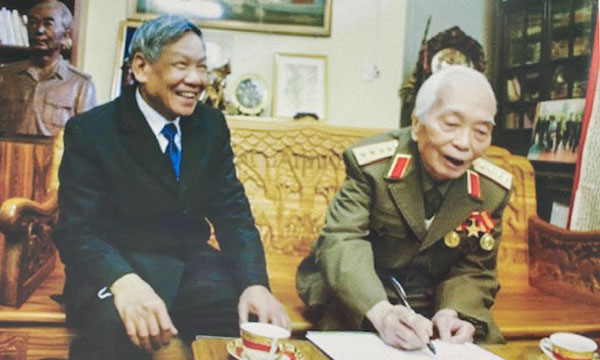 Đại tướng Võ Nguyên Giáp và nguyên Tổng Bí thư Lê Khả Phiêu.