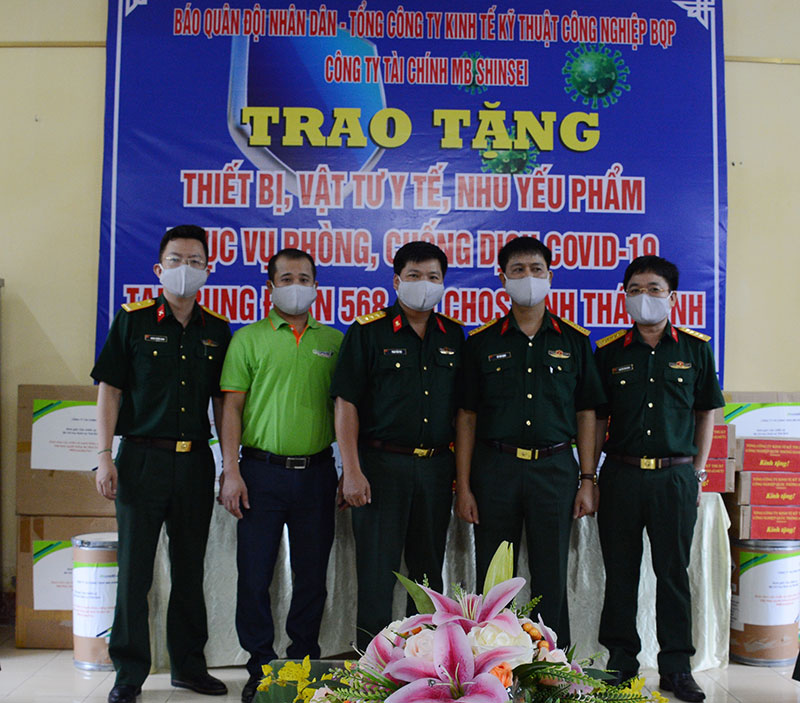 Trao quà phòng, chống dịch Covid-19 tại Trung đoàn 692 và Trung đoàn 568