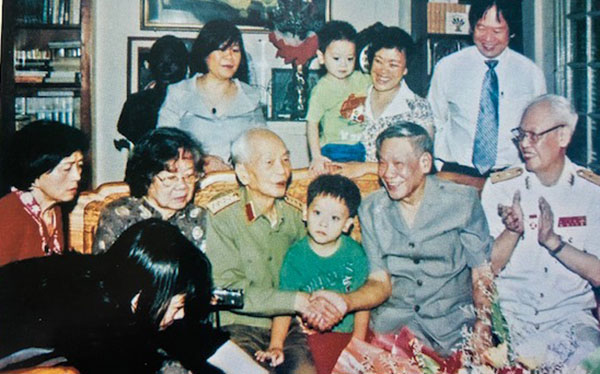 Nguyên Tổng Bí thư Lê Khả Phiêu chúc mừng sinh nhật Đại tướng Võ Nguyên Giáp 96 tuổi.