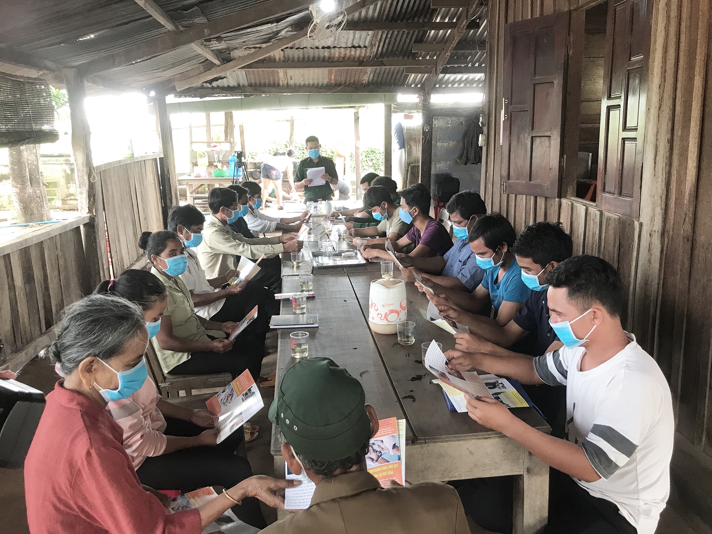 Tuyên truyền phòng chống dịch Covid-19 và bệnh bạch hầu cho bà con vùng biên giới