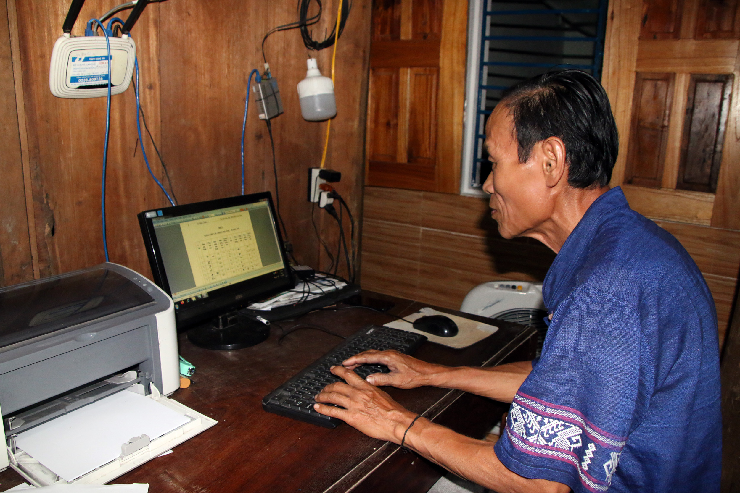 Chữ viết của đồng bào Thái và nỗi niềm ông Chân
