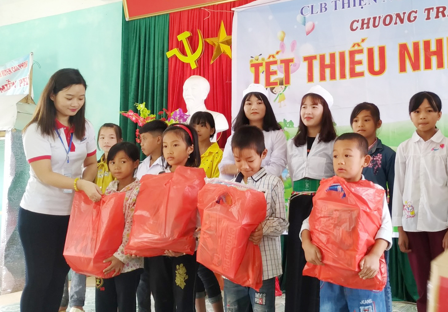 Cô gái trẻ “thắp lửa” thiện nguyện

