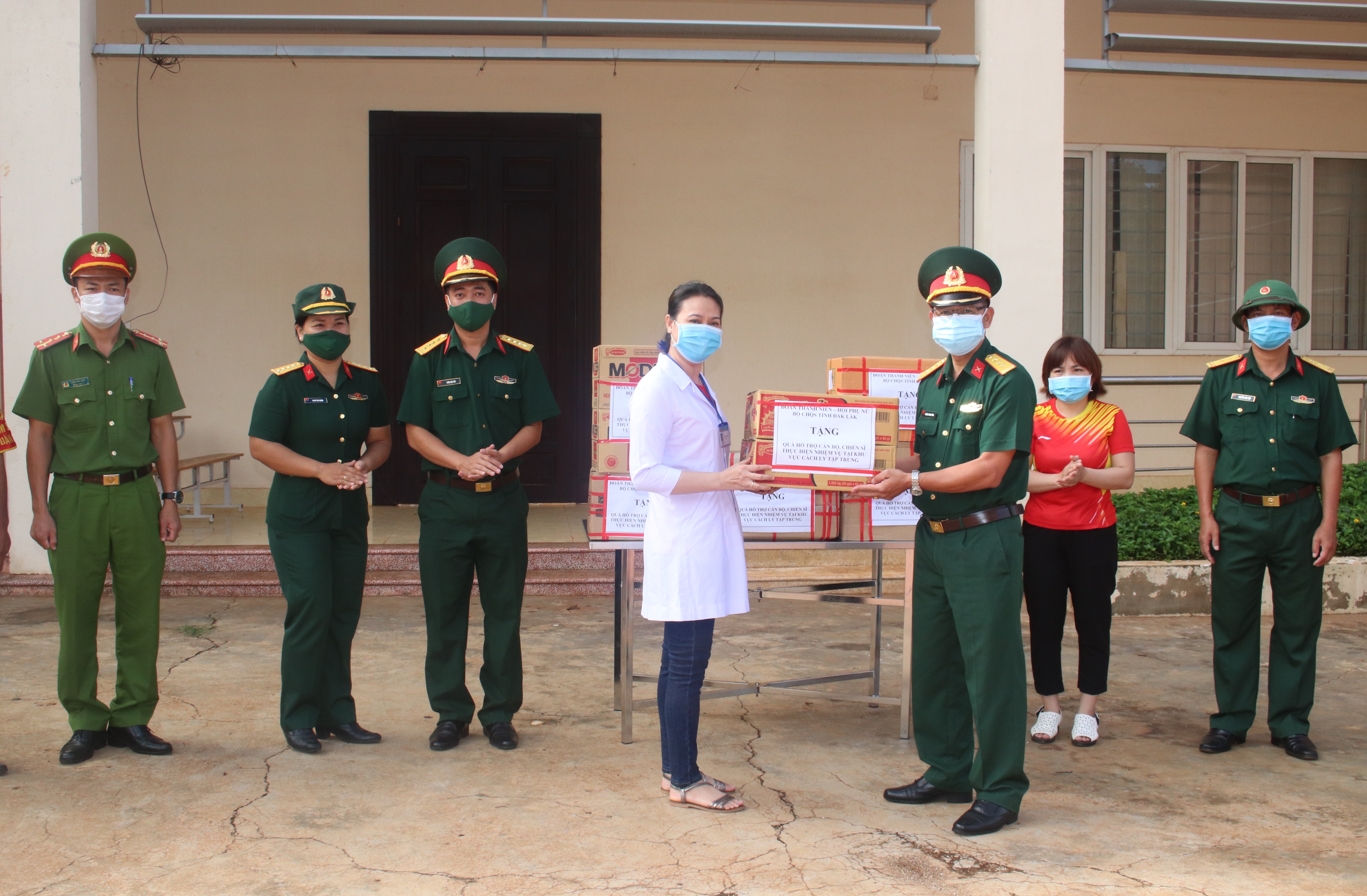 Bộ đội, dân quân chung sức chống dịch