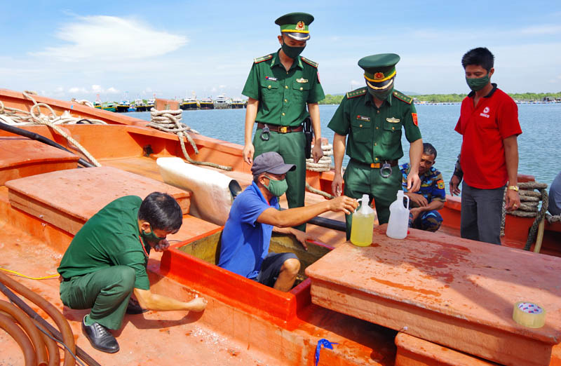 Bắt giữ tàu vận chuyển hơn 150 nghìn lít dầu DO không rõ nguồn gốc