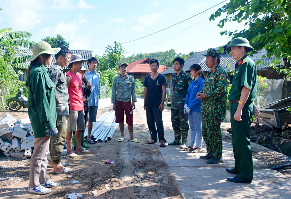 Cán bộ, chiến sĩ, TTTTN của Đoàn KT-QP 379 và nhân dân trao đổi phân công nhiệm vụ làm nhà cho dân bản Tân Phong, xã Si Pa Phìn, huyện Nậm Pồ.